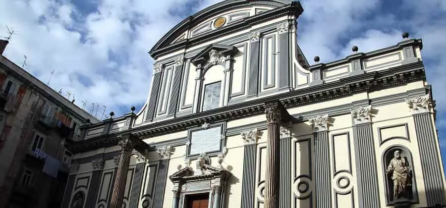 The Basilica of San Paolo Maggiore is a must-see for anyone visiting Naples, a place where history, art and legends come together. With its majestic architecture, spectacular frescoes and stories revolving around its structure, the basilica offers a unique opportunity to discover the deep connection between the city and its myths.
