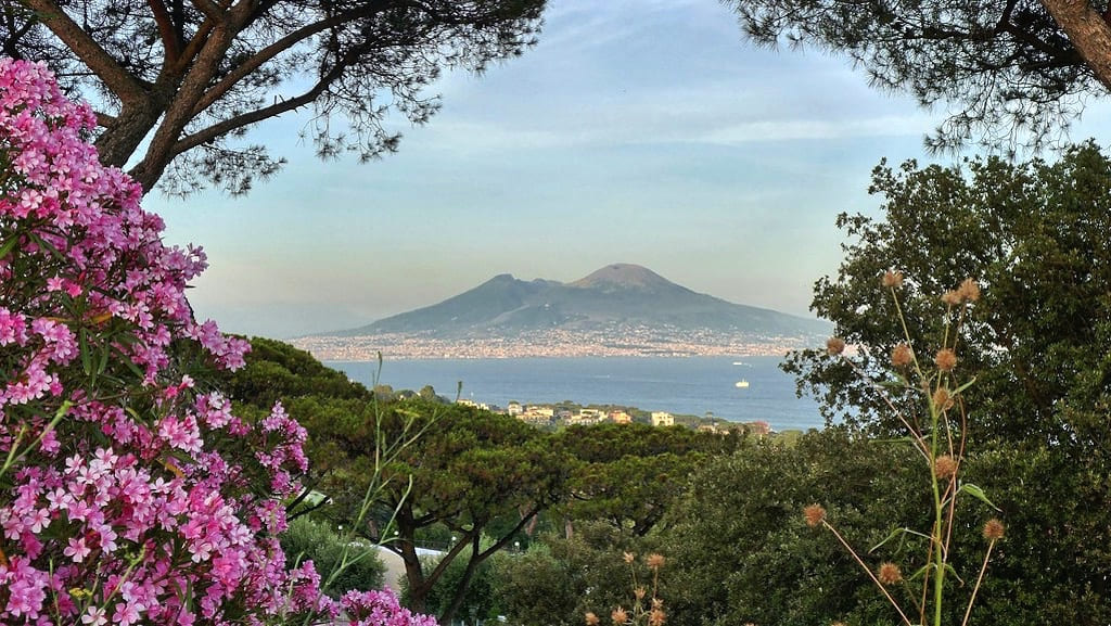 Spring in Naples is an experience that stimulates all the senses. Whether it is a stroll through the flowering gardens, a sunset aperitif by the sea or an exploration of the most fascinating places, every moment spent in this city is transformed into an indelible memory. Discover 5 experiences not to be missed during a visit to the city this season.