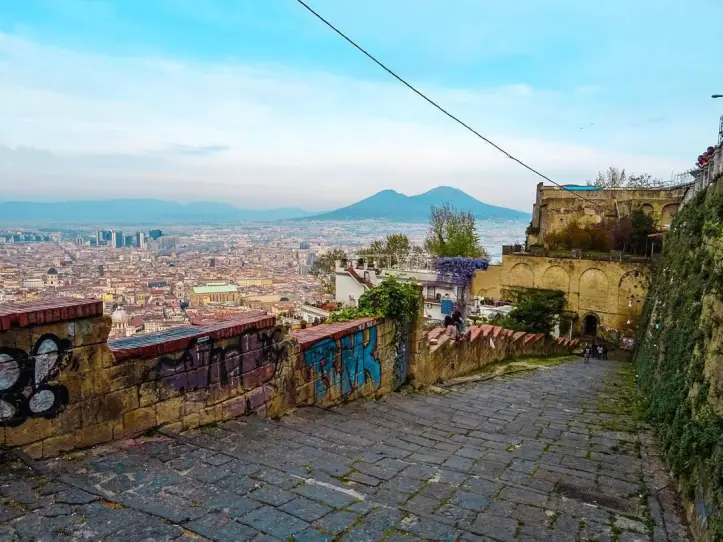 Se stai cercando un modo autentico e alternativo per visitare Napoli, lasciati guidare alla scoperta della Napoli verticale: una città fatta di salite, discese e panorami mozzafiato, scolpita da oltre 200 scalinate che collegano quartieri, colline e scorci nascosti.