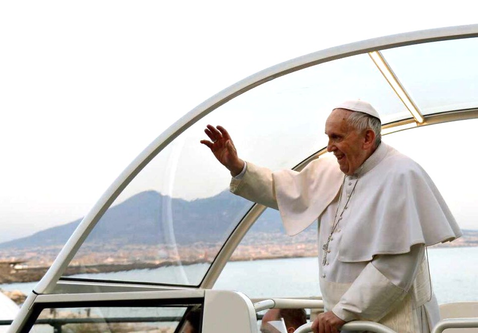 In 2015, Pope Francis visited Naples bringing a message of hope and inclusion. His visit represented not only a religious event, but also a gesture of solidarity towards a city marked by social and economic challenges, but rich in culture and spirituality. During his stay, the Pope visited emblematic places such as the cathedral, the Poggioreale prison and the seafront. However, it was his stop at the Duomo that left an indelible mark in the hearts of Neapolitans.