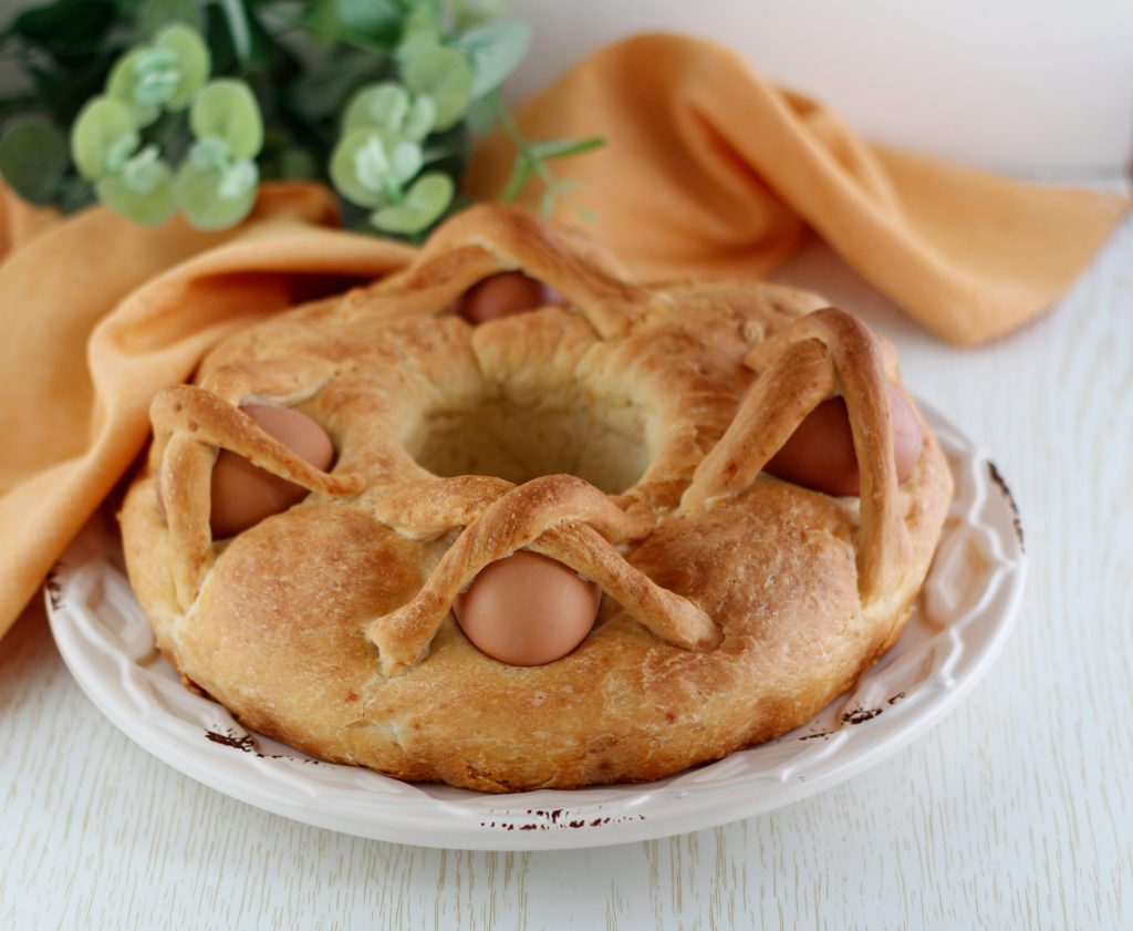 La Pasqua a Napoli non è solo una celebrazione religiosa, ma una vera e propria festa dei sensi, un'occasione di ritrovo familiare in cui il cibo è il protagonista indiscusso. Le tradizioni gastronomiche partenopee, profondamente radicate nella storia e arricchite da diverse influenze culturali, rendono il pranzo pasquale un'esperienza straordinaria, capace di raccontare, attraverso ogni piatto, la passione e l'amore per la cucina. Dal capretto al casatiello, ogni portata celebra la tradizione e si fa simbolo di rinascita e speranza.