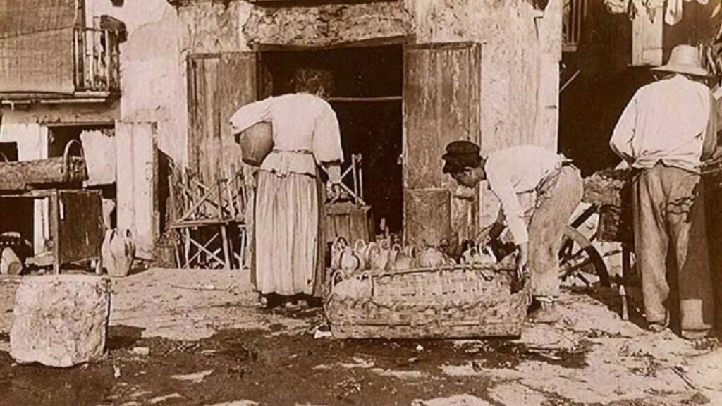 In Naples, among the most deeply rooted traditions and elements that tell the story of the city's thousand-year history, there is a resource that has survived the centuries, becoming a symbol of health and well-being: suffregna water. Also known as “acqua delle mummare” or “acqua del Chiatamone”, this naturally sparkling sulphurous water flows from a spring in the heart of the Santa Lucia district. Once highly prized and widespread, suffregna water was famous for its healing properties, particularly for combating anaemia and iron deficiency. Over the years, the spring that gave rise to this precious water fell into oblivion, but an unexpected rediscovery has brought to light one of the most fascinating corners of Neapolitan history. On 11 June, the source of Suffregna water was officially rediscovered after more than fifty years of neglect.