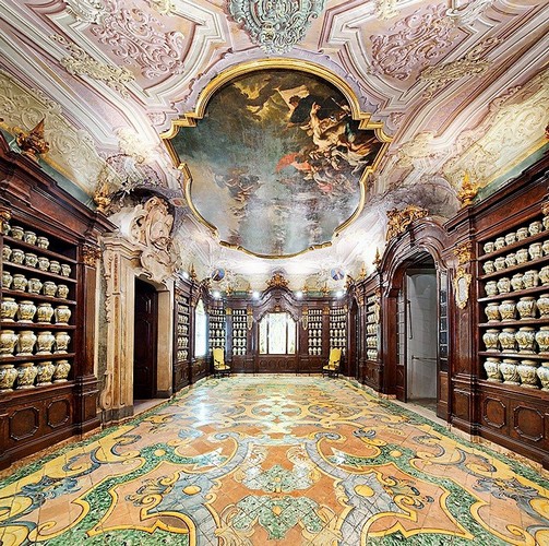 After five years of closure, one of the most significant treasures of Naples' historical and cultural heritage reopened on 30 November 2024: the Farmacia Storica degli Incurabili, flanked by the Museo delle Arti Sanitarie. A long-awaited return that celebrates the encounter between art, science and memory, returning to the city a place that symbolises its deepest identity.