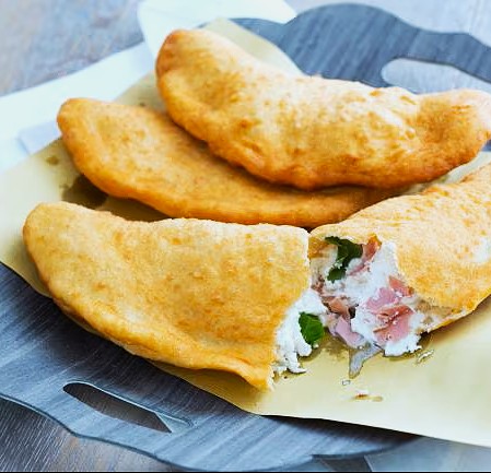 Neapolitan fried pizza is a speciality that has its roots in the post-war period, when women in working-class neighbourhoods, faced with economic hardship, reinvented traditional pizza by cooking it in boiling oil instead of in the oven. With a simple dough and low-cost ingredients, fried pizza became a symbol of ingenuity and resilience. The tradition, largely carried on by women, has endured over time and is now one of Naples' most beloved dishes.