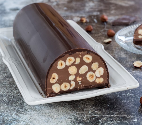 When we talk about Naples, we talk about tradition, taste and that extraordinary Neapolitan ability to transform every moment, even the most solemn, into an occasion for celebration. This is also true for All Souls' Day, when the city is filled with lights, scents and, above all, chocolate. Because in Naples, the dead are remembered with sweetness.